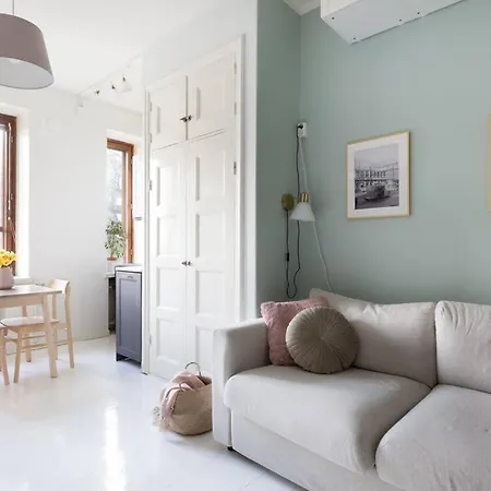 Charming With Garden Views Steps From Metro Apartment *
