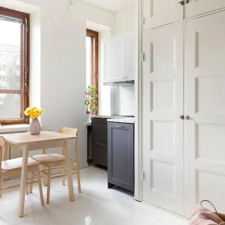 Charming With Garden Views Steps From Metro Apartment