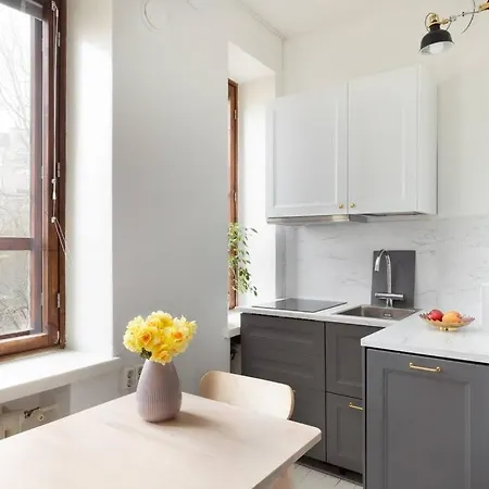 Charming With Garden Views Steps From Metro Apartment